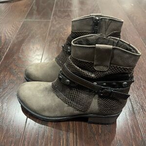Tamaris Bootie Women 36 US 5.5 Leather Studded Strap Side Zip Lined Moto